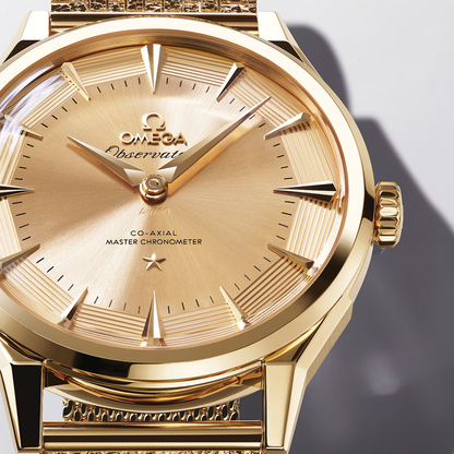 Constellation Observatory Moonshine™ Gold 39.4mm - Gold on Bracelet